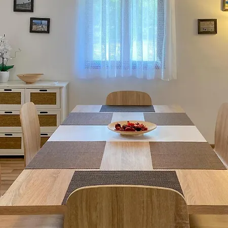 Ferienhaus 3 Bedroom In Starigrad (Kvarner)